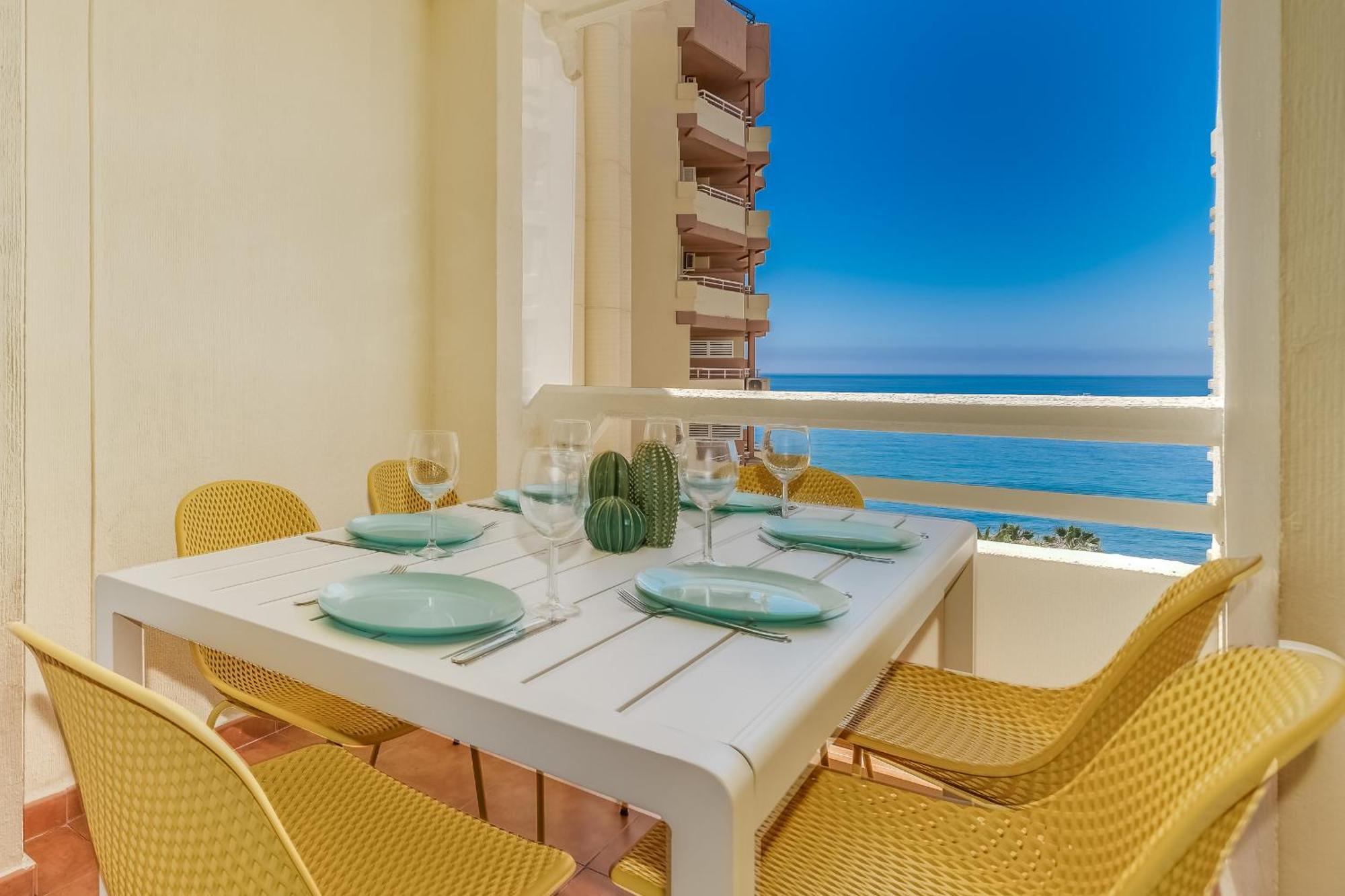 מארבלה Apartment On The First Line Of The Sea With A View And Free Parking מראה חיצוני תמונה