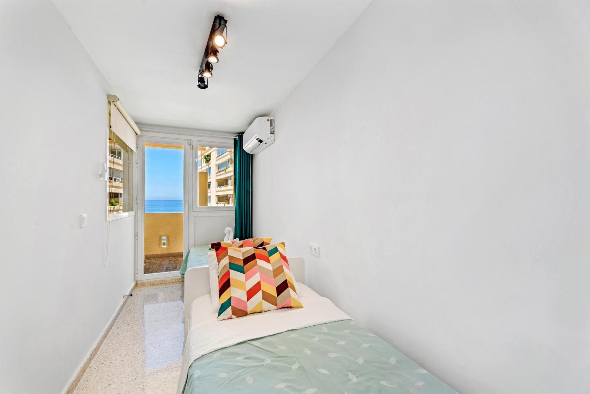 מארבלה Apartment On The First Line Of The Sea With A View And Free Parking מראה חיצוני תמונה